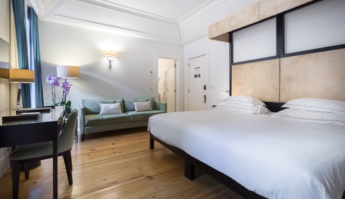 Deluxe Room (King)