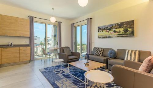 One-Bedroom Apartment with Sea View and Balcony