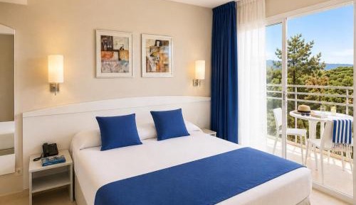 One-Bedroom Apartment with Sea View
