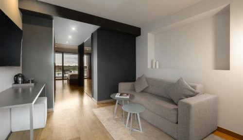 Family Room (2 Adults + 2 Children)