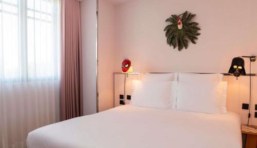 Medium Mama Double Room with King Bed and Balcony - Avenue View