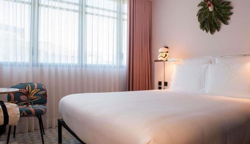 Medium Mama Double Room with King Bed and Avenue View