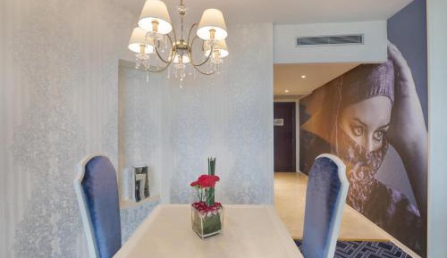 Deluxe One-Bedroom King Suite - Premium View
