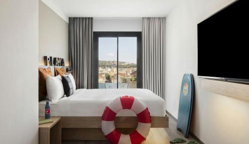 Moxy Queen Room with City View