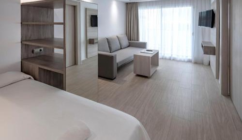 Junior Suite (2 Adults + 2 Children)