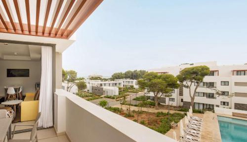 Three-Bedroom Bungalow with Balcony 