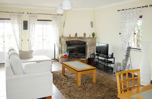Torres Vedras House | Stunning private villa for 8 people with WIFI, private pool, TV, terrace, pets allowed and parking