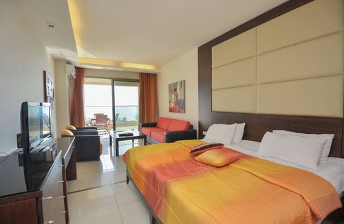 Maamelteine Hotel | Hollywood Inn Hotel