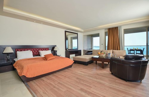 Maamelteine Hotel | Hollywood Inn Hotel