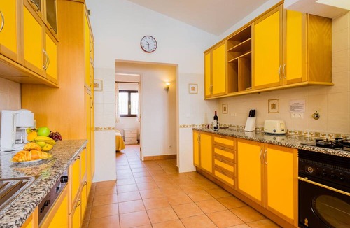 Vale de Centianes Villa | Yellow Flower: Charming Villa With Pool