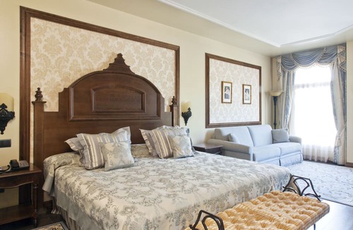 Salou Hotel | PortAventura Hotel Lucy's Mansion -Includes unlimited access & Express wristband to PortAventura Park & Ferrari Land