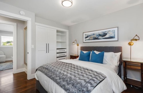 SeaTac House | SEA airport and NW parks 3 Bedrooms central AC hot tub & outdoor living