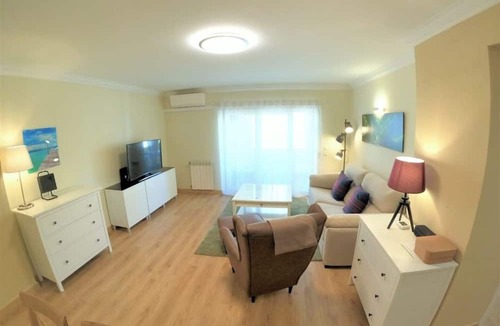 Linda-a-Velha Apartment | Carnaxide, modern T1 apartment w/balcony, Lisbon