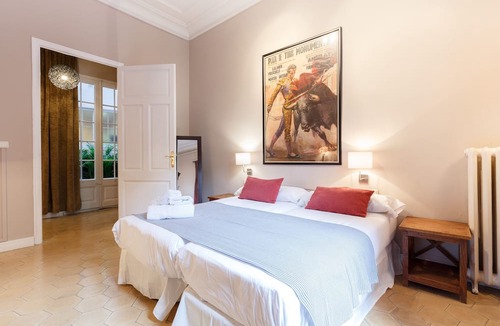 Gothic Quarter Apartment | Classic style 7 bedroom apartment in the city center