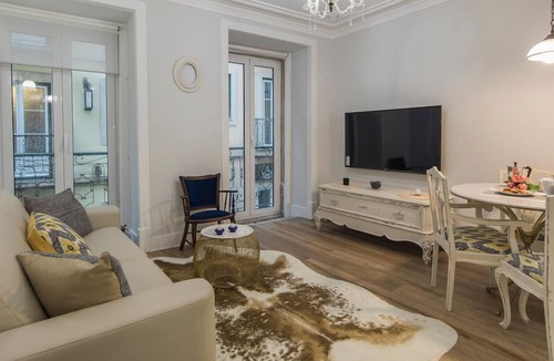 Sacramento Apartment | Vintage Flat Near Santa Justa's Lift by LovelyStay
