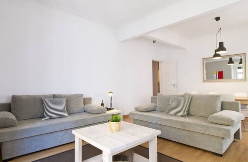 Misericordia Apartment | Central Chiado 2E by Central Hill
