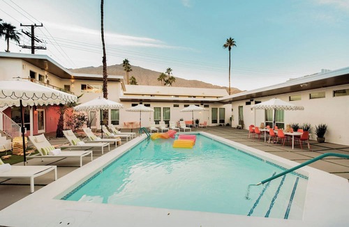 Tahquitz River Estates Hotel | The Wesley by AvantStay | Communal Pool + Hot Tub + Kitchenette | Walk to Dining