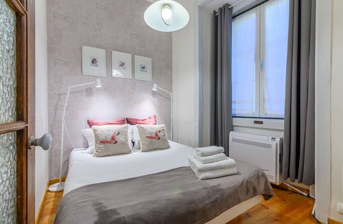 Alfama Apartment | TV2 - Alfama Charm | AC | Walk to Train & Tram 28 2 bedrooms sleeps 5