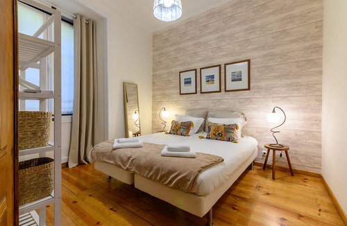 Alfama Apartment | TV2 - Alfama Charm | AC | Walk to Train & Tram 28 2 bedrooms sleeps 5