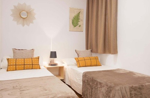 El Port Apartment | Europa Fira Apartment 33