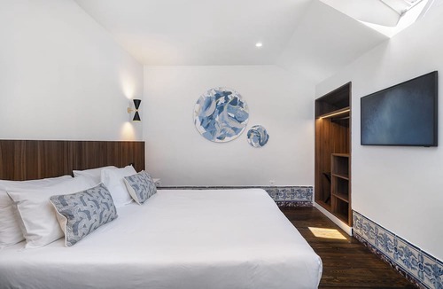 Santa Maria Maior Apartment | New! Luxury Prime Location Great for Family & Friends