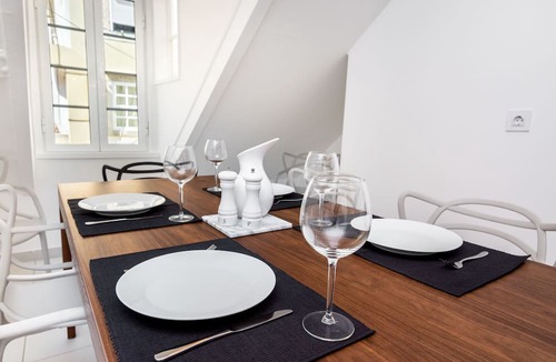 Santa Maria Maior Apartment | New! Luxury Prime Location Great for Family & Friends