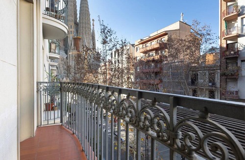 el Camp d'en Grassot i Gracia Nova Apartment | Next to the Sagrada Família with terrace and shared swimming pool and privileged views.