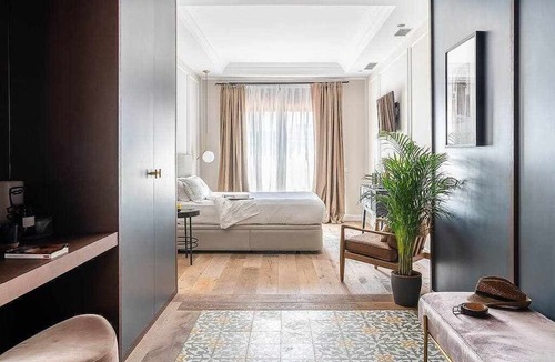 Eixample Apartment | Huge 4 bed/4bathensuite, same block as gaudi house