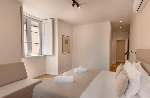 Misericordia Apartment | A2 NEW | Remodeled & Spacious! | Very Central