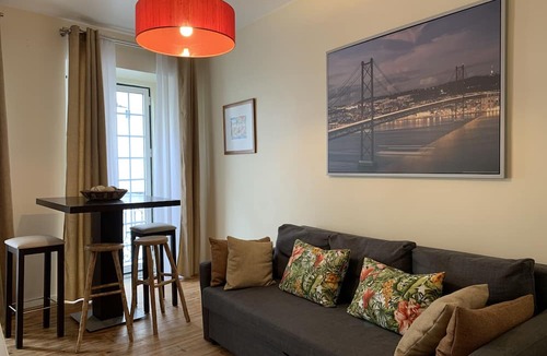 Encarnacao Apartment | FLH Bairro Alto Central Flat with Pateo