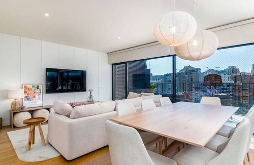 Alges Apartment | Miraflores Modern Apt w/Balcony by LovelyStay
