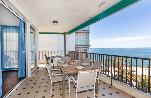 Salou City Centre Apartment | Lovely apartment for 12 people with WIFI, TV and terrace