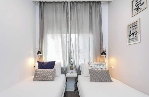 Collblanc y La Torrassa Apartment | 3 bdr&terrace close to subway