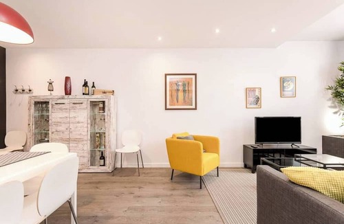 Collblanc y La Torrassa Apartment | 3 bdr&terrace close to subway