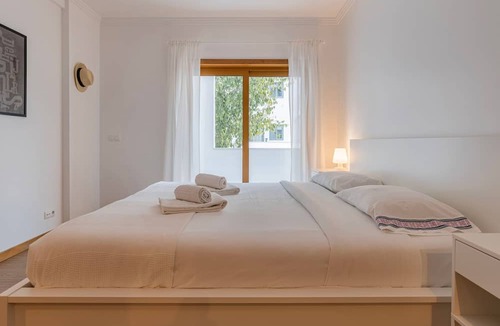 Paco De Arcos Apartment | 3 Bedroom Oeiras Wonder W/Balcony by LovelyStay