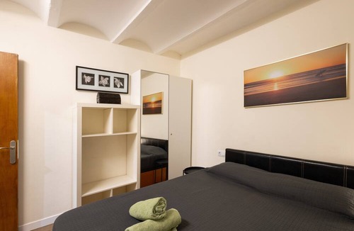 El Coll Apartment | Apartment "Bonito Piso Cerca de Park Guell" with Wi-Fi & A/C