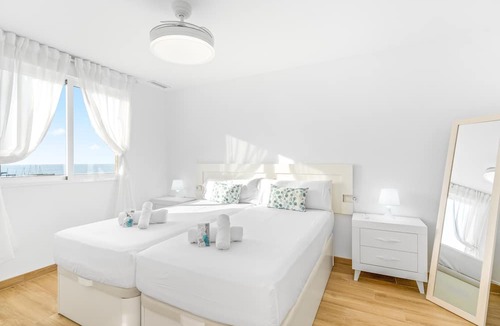 Santa Pola Apartment | Apartment 'Sunflower Avenida' with Sea View, Balcony and Wi-Fi