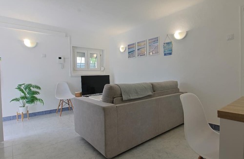 Costa de Caparica Apartment | Apartment 'Maria's House' with Private Terrace and Wi-Fi