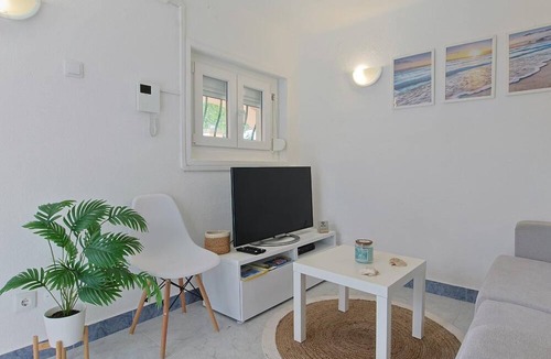 Costa de Caparica Apartment | Apartment 'Maria's House' with Private Terrace and Wi-Fi