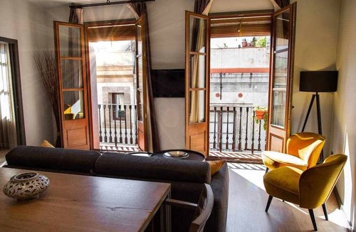 Gothic Quarter Apartment | Luxury 2 bedroom 2 bathroom apartment with balcony