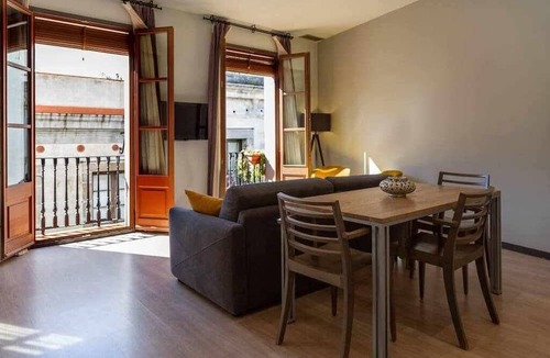 Gothic Quarter Apartment | Luxury 2 bedroom 2 bathroom apartment with balcony