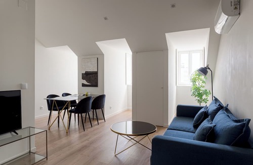 Linda-a-Velha Apartment | Modern 2-Bed Apartment near Belém with AC