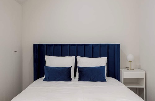 Linda-a-Velha Apartment | Modern 2-Bed Apartment near Belém with AC