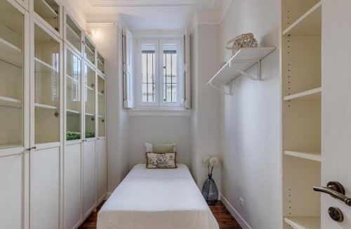 Santa Engracia Apartment | Stunning River View 3BR near Alfama - Renovated