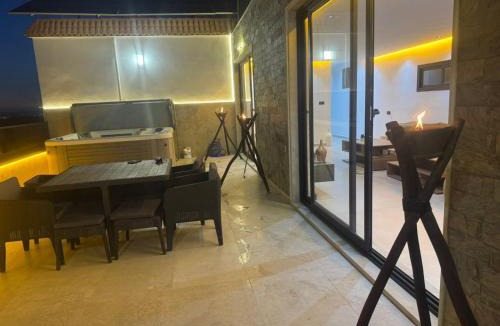 Bouarg Villa | Appartement de Luxe Jacuzzi Privé, Hammam, Grande Terrasse & 4 Chambres