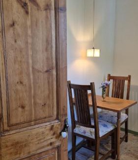 La Garriga Apartment | Casa Mina Garden Room in Heritage House in Thermal Village