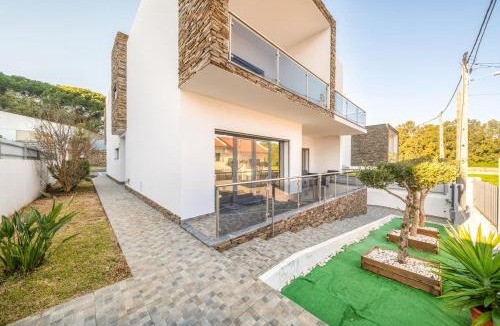Charneca de Caparica e Sobreda Apartment | GuestReady - Charming family retreat with pool