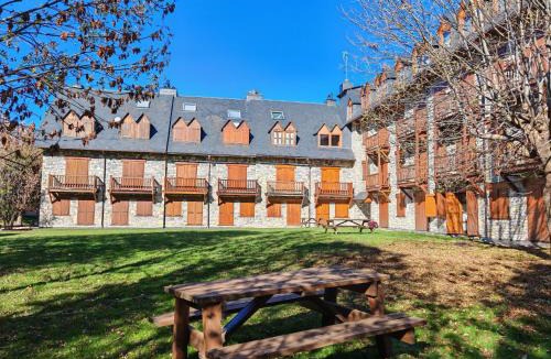 Pla de l'Ermita Apartment | Apartment Geräumige Maisonette mit Kamin Isard 2 Vall de Boí by Interhome