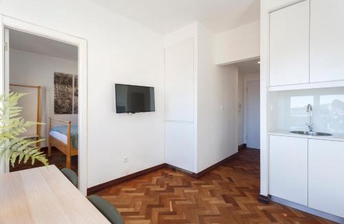 Santo Antonio Apartment | Mojito Breeze in Lisbon by Misha's Place 3C
