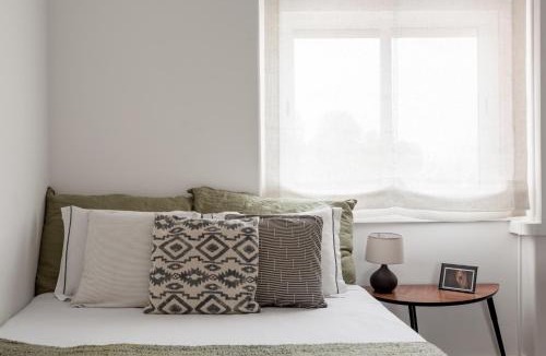 Cova da Piedade Apartment | Lisbon Riverside Retreat 2BR in Almada